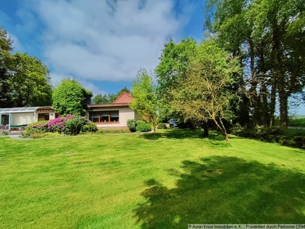 Gulfhaus und Bungalow in Ostfriesland nahe dem Luftkurort Wiesmoor mit ca. 9,5 ha landw. Fläche (Ackerland)