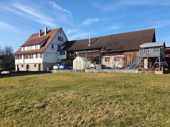 Großzügiges Anwesen mit viel Platz und herrlicher Aussicht in ruhiger Lage