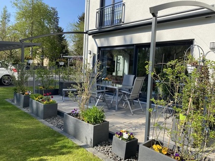 Neuwertig, geräumiges Einfamilien-Reihenendhaus über 3 Ebenen, Dachterrasse, mit Gartengrundstück, Carport, bezugsfrei