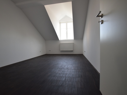 Sehr schöne Dachgeschosswohnung im sanierten Altbau