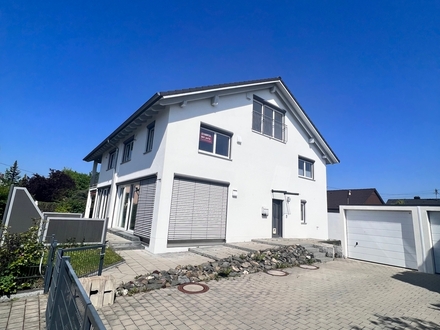 Gepflegte Doppelhaushälfte mit Doppelgarage, großer Terrasse und großem Garten in Graben zu kaufen
