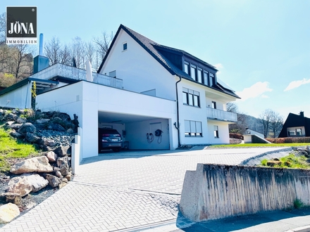Blick über die Dächer von Kulmbach! Saniertes Drei-Familien-Haus mit Wärmepumpe und Photovoltaikanlage