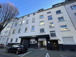 Zwei solide Mehrfamilienhäuser im Gerichtsviertel