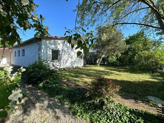 Leben auf einer Ebene - Zeitloser Bungalow mit großzügigem Grundstück in begehrter Lage Königsbrunns