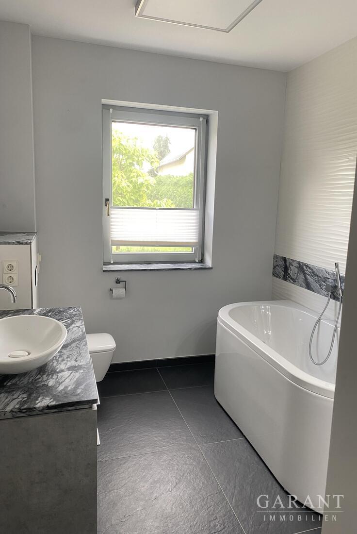 Großzügiges Zweifamilienhaus mit Wintergarten, Sauna, zwei Kaminen, Garage und schönem Grundstück – 04683 Ammelshain, 4683 Ammelshain – Vorschaubild 6