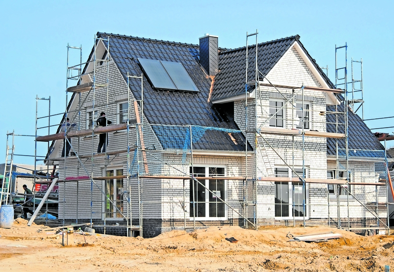 Der Bau von energieeffizienten Häusern wird 2021 neu gefördert. Für Bauherren und Eigentümer wird es insgesamt einfacher. Foto: Jens Schierenbeck/dpa-tmn 