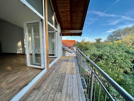 RE/MAX Grafing - Ganz oben mit herrlichem Ausblick - Loft-Wohnung mit West-Balkon