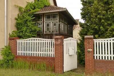 SOLIDE BASIS UND GROßER, GRÜNER GARTEN