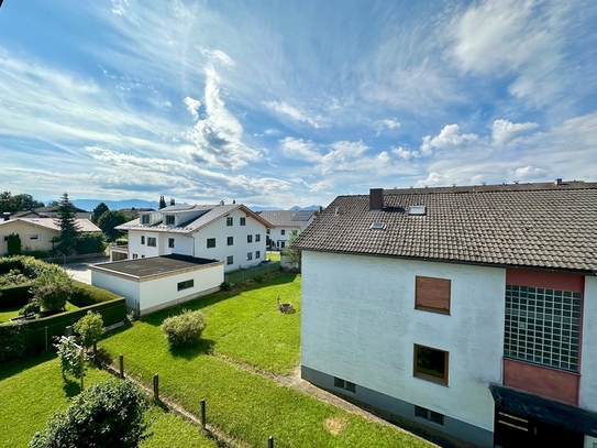 Neuwertige 3,5 Zimmer DG-Wohnung mit Einbauküche und großem Balkon!