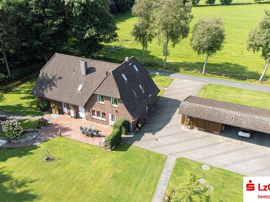 Wohnhaus mit zwei Einheiten in idyllischer Lage mit Gartenteich