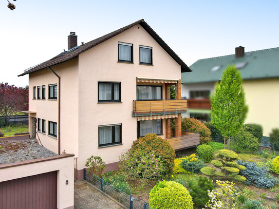Freistehendes Zweifamilienhaus auf einem großen Grundstück in Feldrandlage