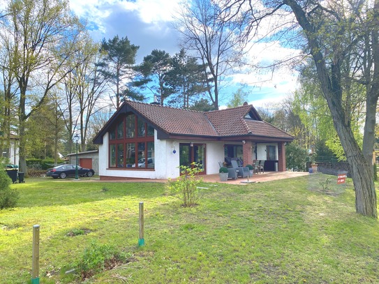 Modernes Einfamilienhaus im Bungalowstil mit Terrasse direkt am Oder-Havel-Kanal mit Blick zum Hafen