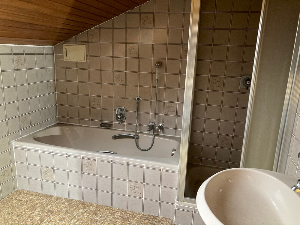 Bereit für neue Ideen! Leerstehendes Bauernhaus auf großzügigem Grundstück – 83301 Traunreut, 83301 Traunreut – Vorschaubild 11