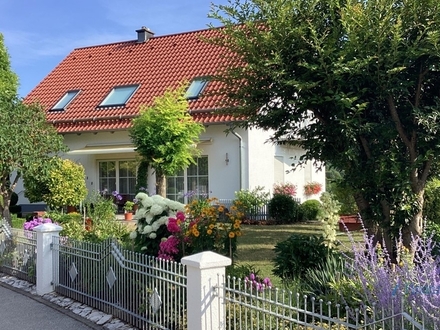 Einfamilienhaus mit Doppelgarage in Kastl - zeitgemäß und sehr gut gepflegt -