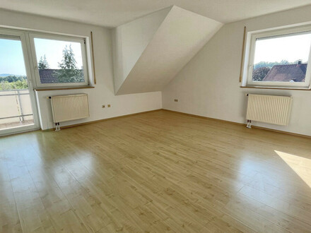Helle 3 Zimmer Dachwohnung Süd-West Balkon, ruhige Lage, Breitengüßbach