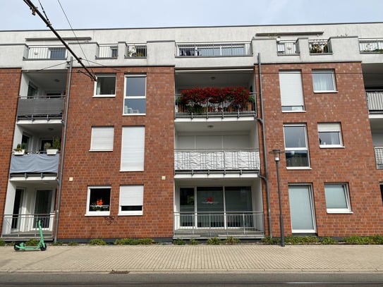 Sehr gepflegte und helle 3 Zimmer-Wohnung mit Balkon und Tiefgaragen-Stellplatz