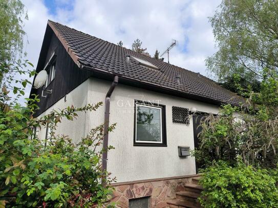 *Herrlicher, idyllischer Naturgarten mit großzügigem, modernisiertem Wohnhaus in begehrter Wohnlage*