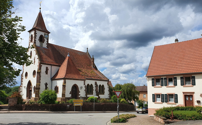 Hier  lässt es sich gut leben, sagen die Battweilerer über ihren Ort, den optisch die  protestantische Kirche prägt.