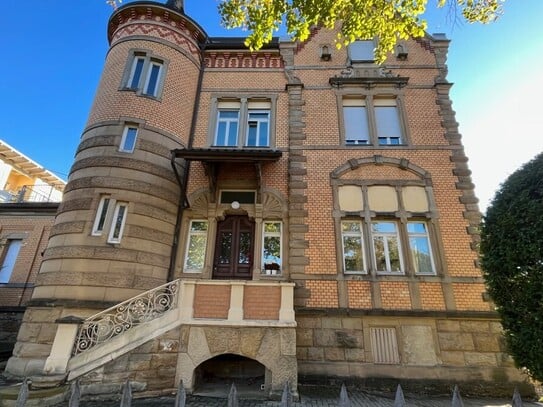 Helle, zentral gelegene 2-Zimmer-Wohnung leerstehend in der ehemaligen Villa Kuttler. DENKMALSCHUTZ