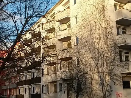 Bezugsfreie-helle 2-Zimmer-Wohnung mit Balkon zur Sonnenseite, direkt am Park gelegen