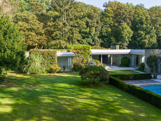 Sehr gepflegter Bungalow mit Einlieger-Wohnung & Pool auf gut eingewachsenem Grundstück in Hahnwald