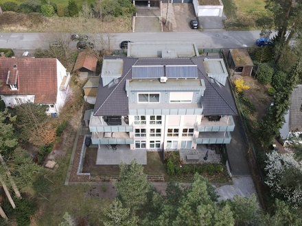 Luxuriös auf zwei Ebenen, Balkon und Gartenanteil