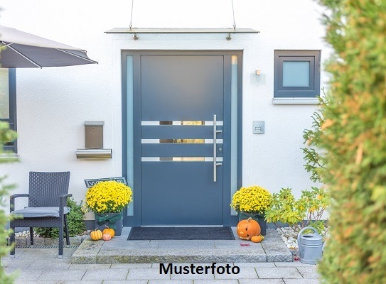 Einfamilienhaus mit Terrasse und Garage