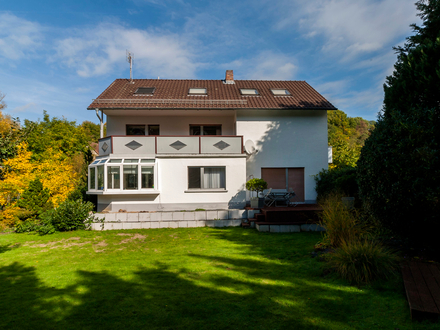 Freistehendes 2-Familienhaus mit repräsentativen großem Garten in Nieder-Ramstadt