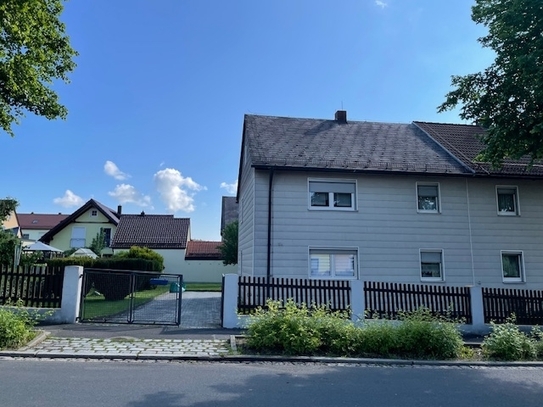 Doppelhaushälfte mit kleinem Garten und Garage