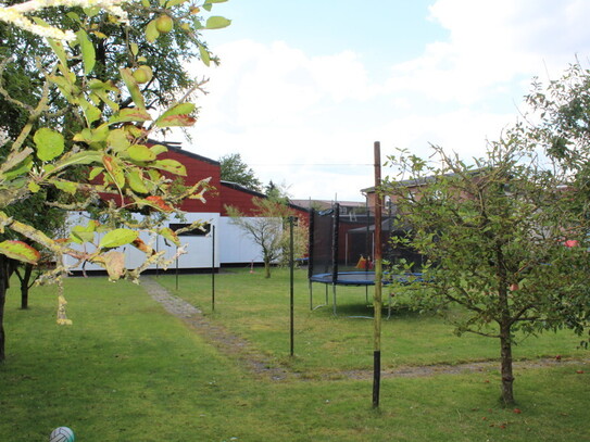 Einfamilienhaus mit Einliegerwohnung im außergewöhnlichen Design auf einem großen Grundstück.