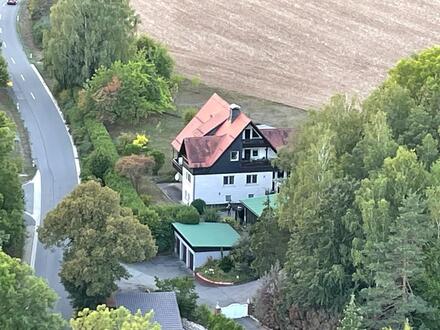 Mehrfamilienhaus mit Nebengebäuden