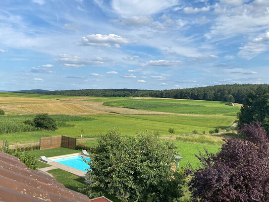 Helle 2,5 Zimmer Dachwohnung mit Weitblick und Gartenanteil, 96135 Stegaurach-Ortsteil Kreuzschuh