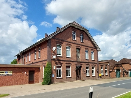 Geschäftshaus mit Appartement-Gebäude, Bauerndiele und diversen Nebengebäuden in Bad Zwischenahn