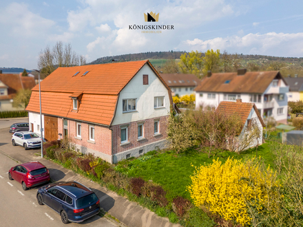 Charmantes 2-Familienhaus mit Scheune und Nebengebäuden auf ca. 1.491 Qm großem Baugrundstück.