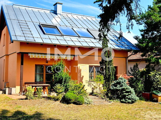 Charmantes Haus mit idyllischem Garten - Loft im Obergeschoß, Keller und Garage