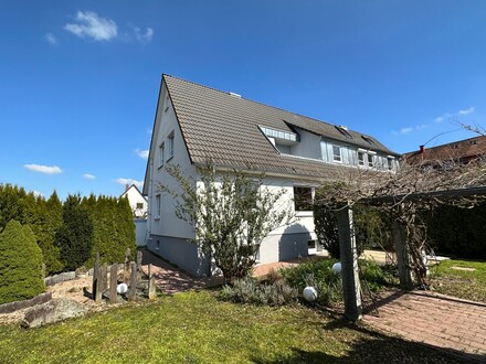 Reizvolles Einfamilienhaus (DHH) mit schönem Garten in beliebter Lage