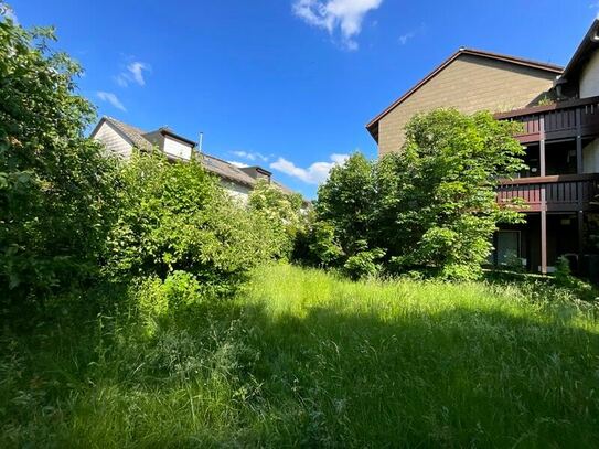 Mehrfamilienhaus mit drei Wohneinheiten, einer Gewerbeeinheit und Baureserven