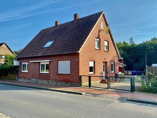 Energetisch saniertes Einfamilienhaus mit ertragreicher PV Anlage, Luftwärmepumpe und Halle.