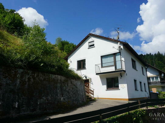 Zweifamilienhaus mit großem Grundstück in Alpirsbach...