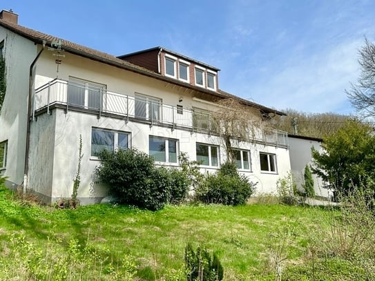 GROSSES WOHNHAUS MIT GEWERBETEIL UND LAGERGEBÄUDE / 4 GARAGEN | SIEGEN - SEELBACH