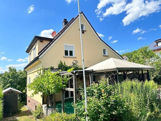 FREISTEHENDES EINFAMILIENHAUS MIT GROßER GARAGE UND EINEM SCHÖNEN GARTEN