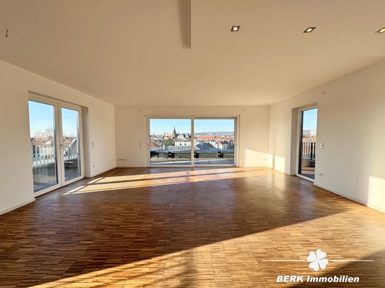 BERK Immobilien - Penthouse-Wohnung mit umlaufendem Balkon und Aufzug direkt in die Wohnung