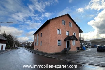 DIESES 3-FAMILIENHAUS MIT NEBENGEBÄUDEN IN MOOSBACH BIETET VIELE MÖGLICHKEITEN