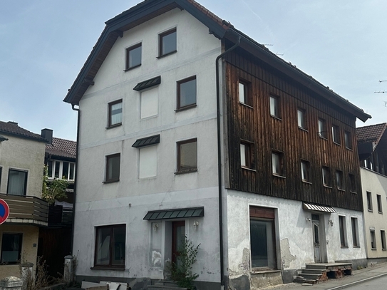 Renovierungsbedürftiges Mehrfamilienhaus in Aidenbach/Zentrum