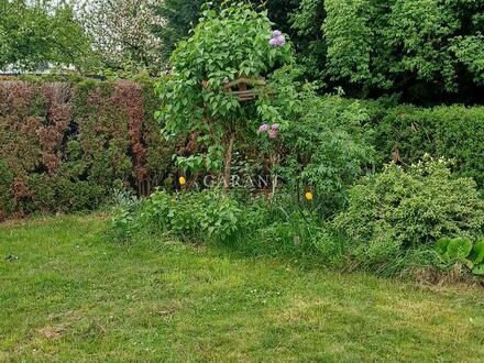 Freistehendes Zweifamilienhaus mit Garten und Doppelgarage