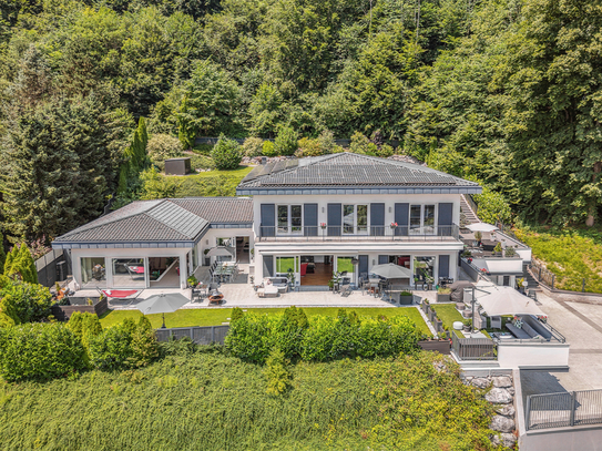 HERRSCHAFTLICH RESIDIEREN MIT TRAUNSEE-PANORAMA! Mondäne Villa am Fuße des Gmundnerbergs