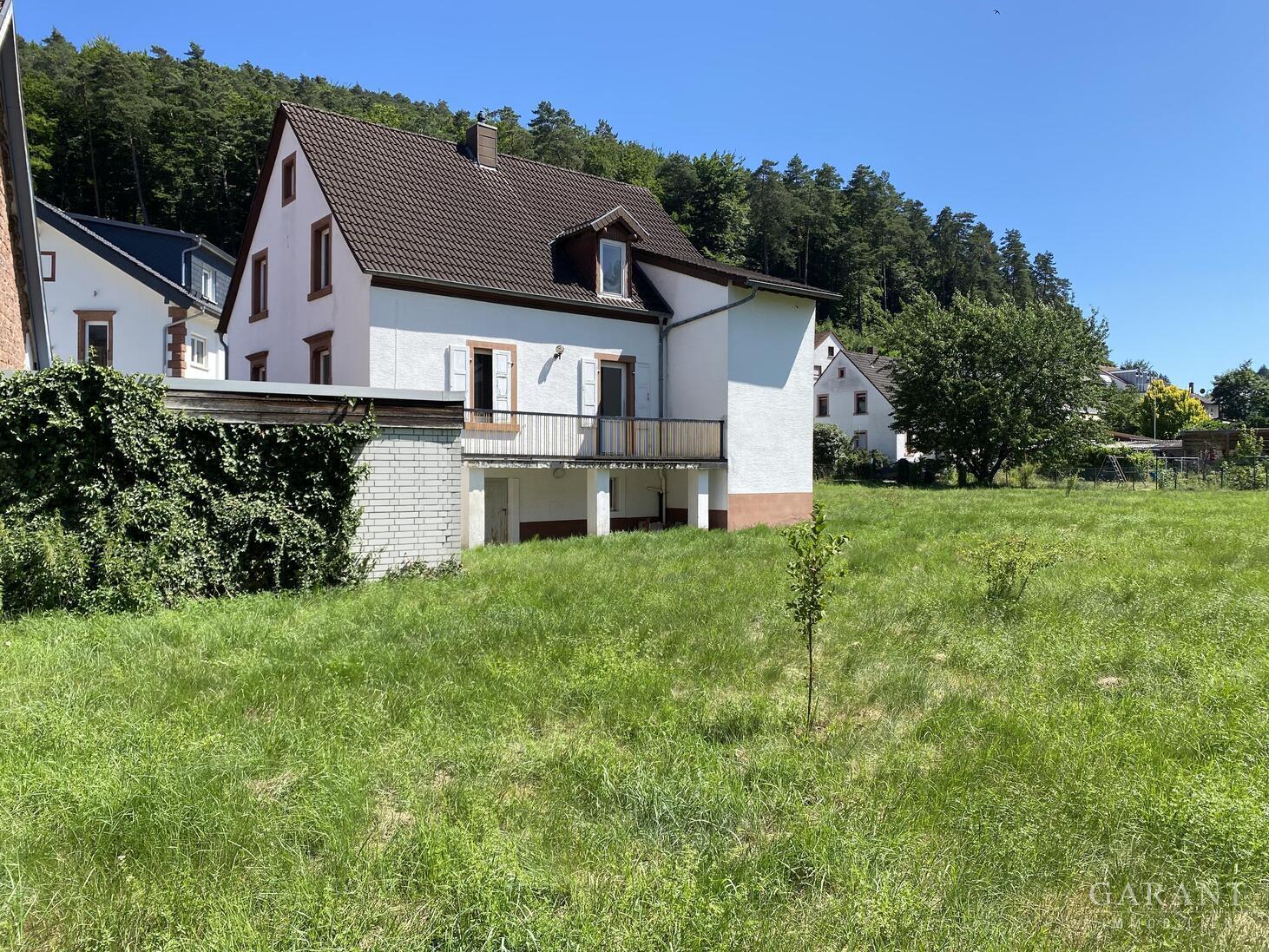 Wer erweckt dieses ältere Einfamilienhaus mit großem Grundstück aus seinem Dornröschenschlaf? – 67661 Kaiserslautern, 67661 Kaiserslautern – Vorschaubild 2