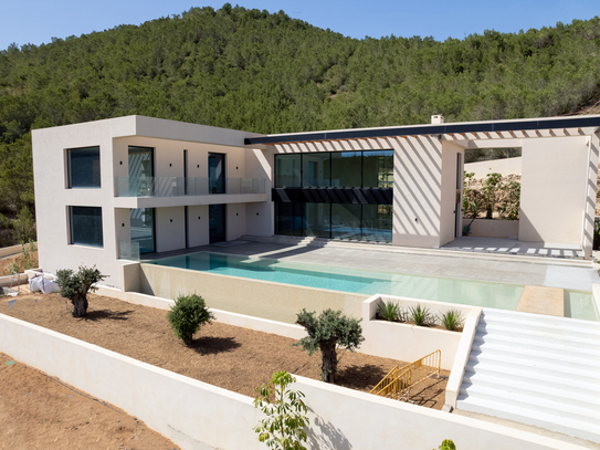 Neu errichtete Villa mit 4 Schlafzimmern und atemberaubender Aussicht auf Ibiza