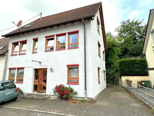 Doppelhaushälfte mit großem Carport