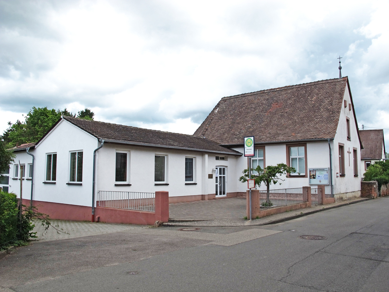 Über die Jahre zum Gemeindezentrum ausgebaut: die Mennonitenkirche in Deutschhof bei Kapellen-Drusweiler. Kreuze und die Infotafel am Giebel verraten, dass das Haus eine Kirche ist.  Fotos: Henning Wiechers